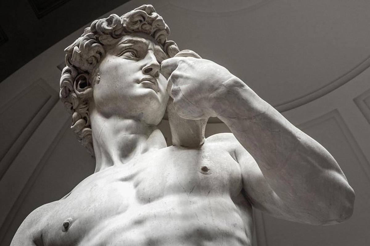 una statua di una donna che si tiene la testa