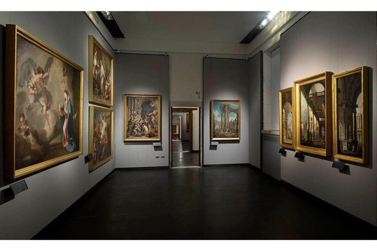 lorong dengan lukisan di dinding muzium