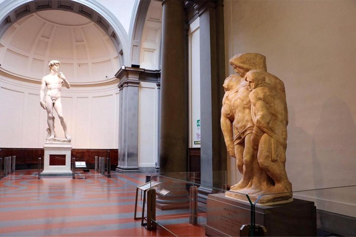 una statua in un museo con una statua di una donna