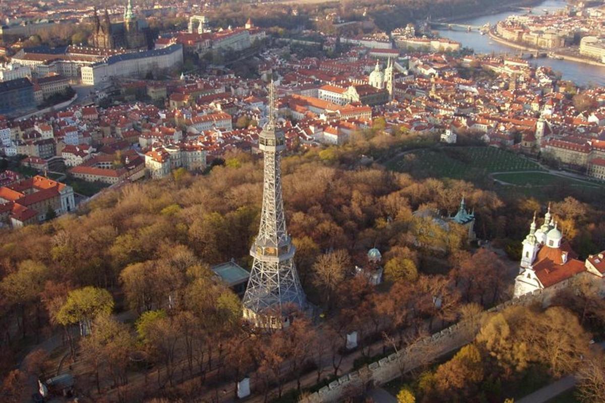 una vista aerea della torre Eiffel in una città