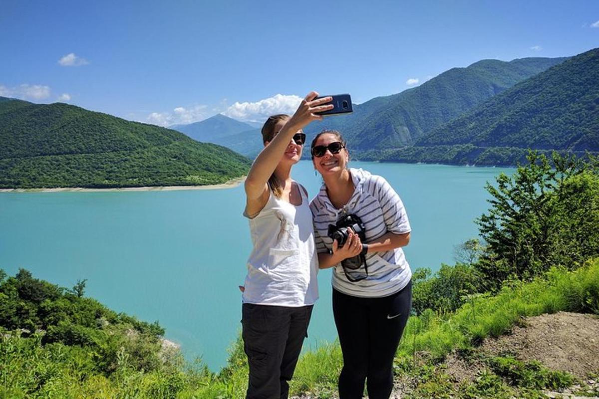 moški in ženska fotografirata jezero