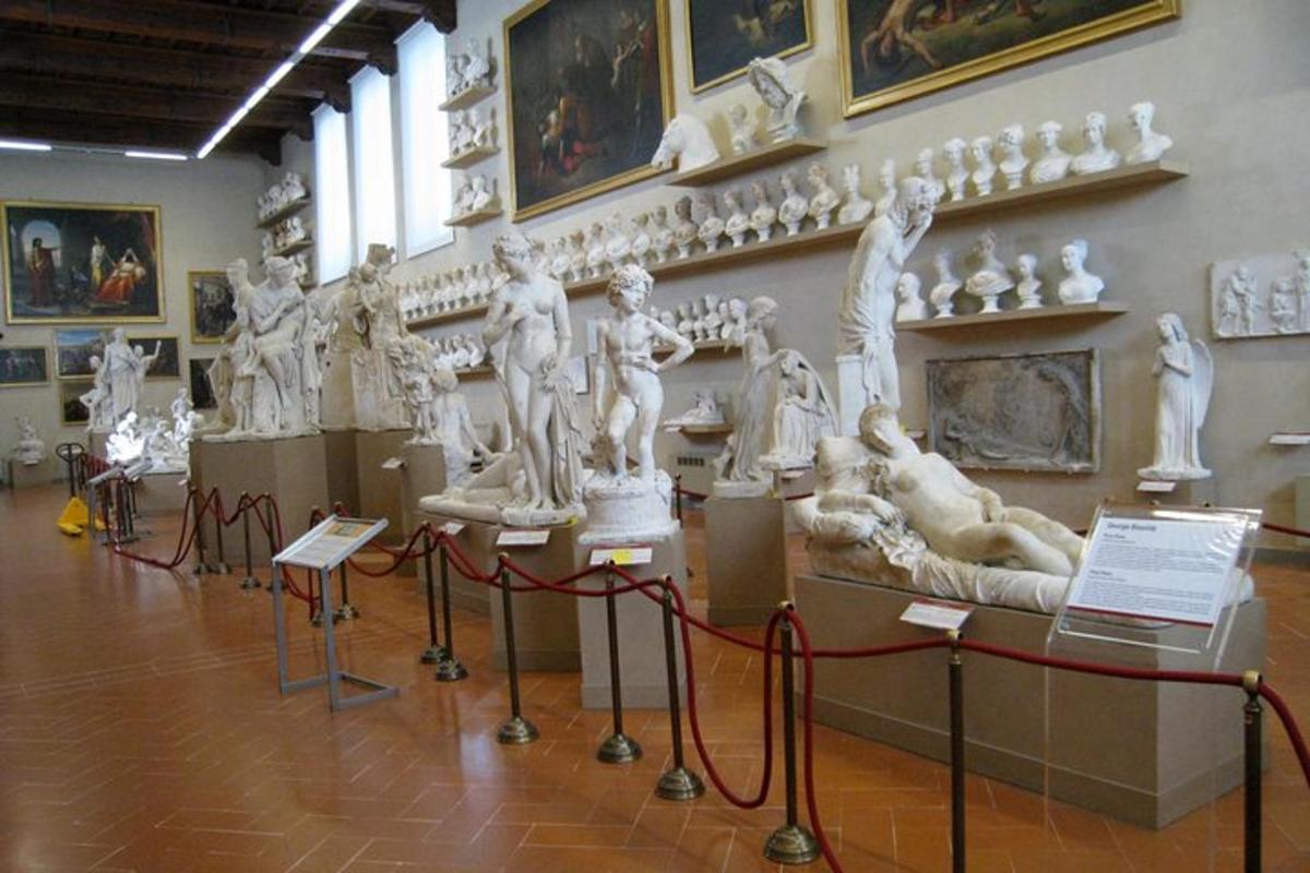una sala con estatuas en exhibición en un museo