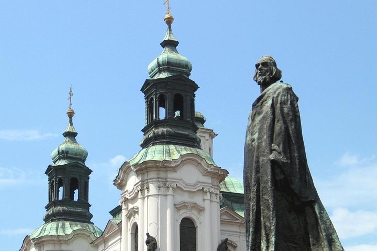 o statuie a unui bărbat în fața unei clădiri