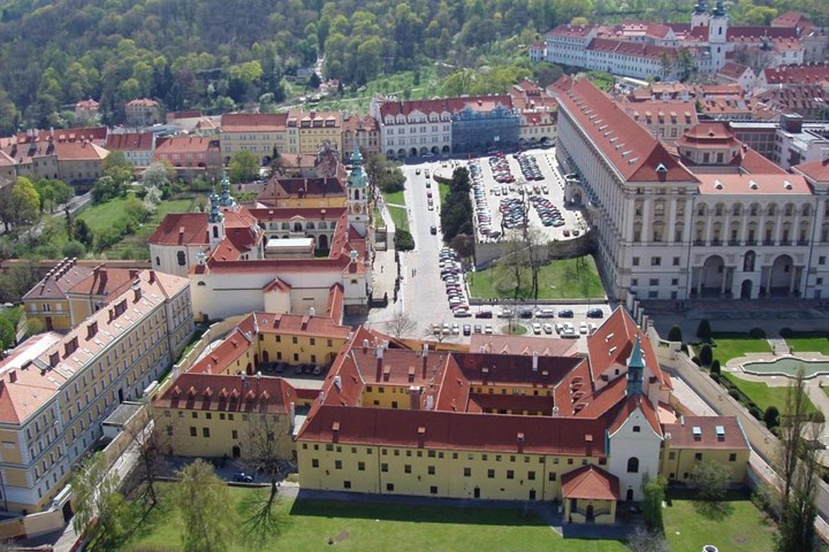 una vista aerea di una città con edifici e alberi