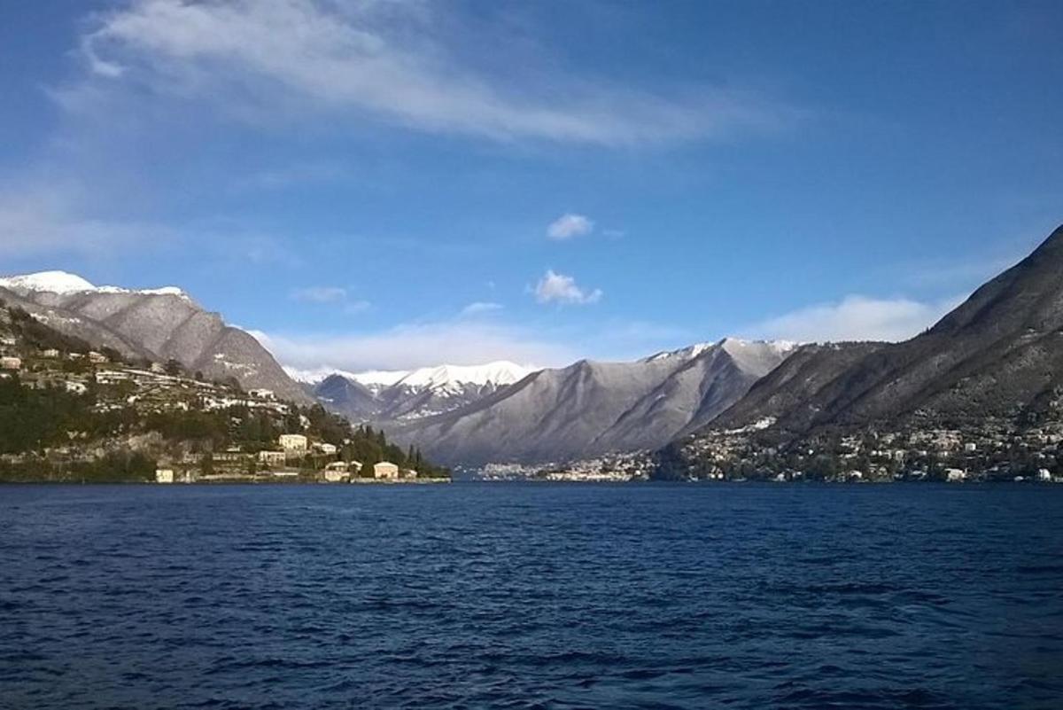 un grande specchio d'acqua con le montagne sullo sfondo