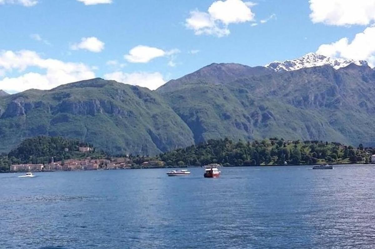 un grande specchio d'acqua con le montagne sullo sfondo