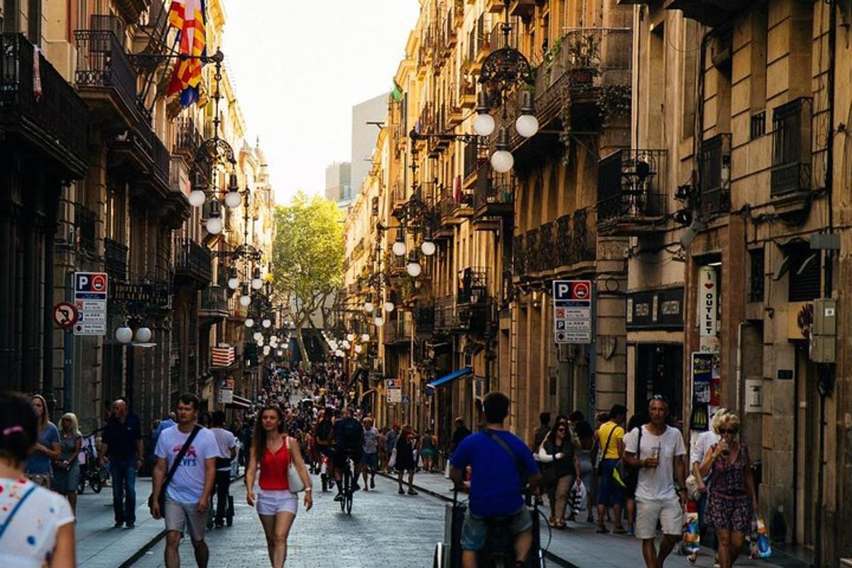 un grup de persones caminant per un carrer de la ciutat