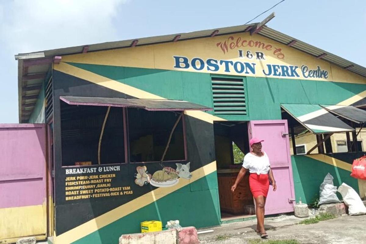 una donna che cammina davanti a un camioncino di cibo Boston Twist