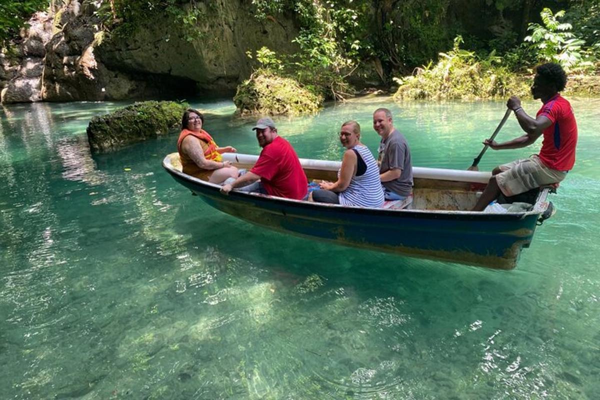 un gruppo di persone sedute su una barca in acqua