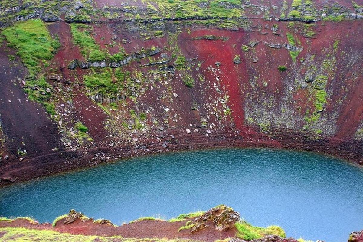 egy hegyen lévő vízmedence légi felvétele