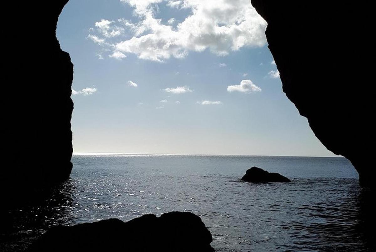 pemandangan lautan dari dalam gua