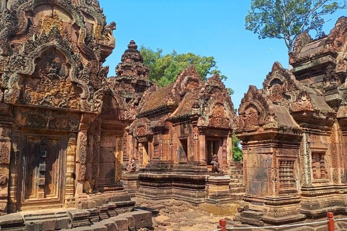 sebuah bangunan purba dengan seni bina berhias di bandar asia