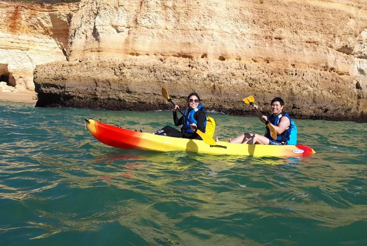 dua orang dalam kayak di dalam air