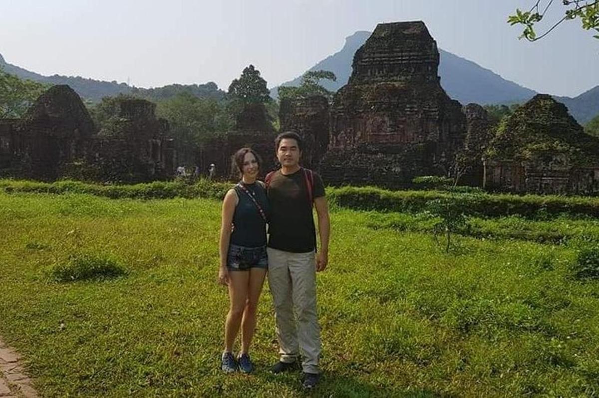 um homem e uma mulher parados em um campo