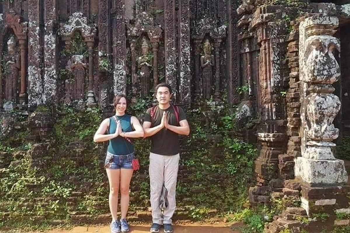 um homem e uma mulher parados em frente a um prédio