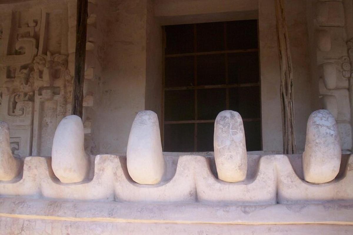 uma grade de pedra em frente a um prédio com uma janela
