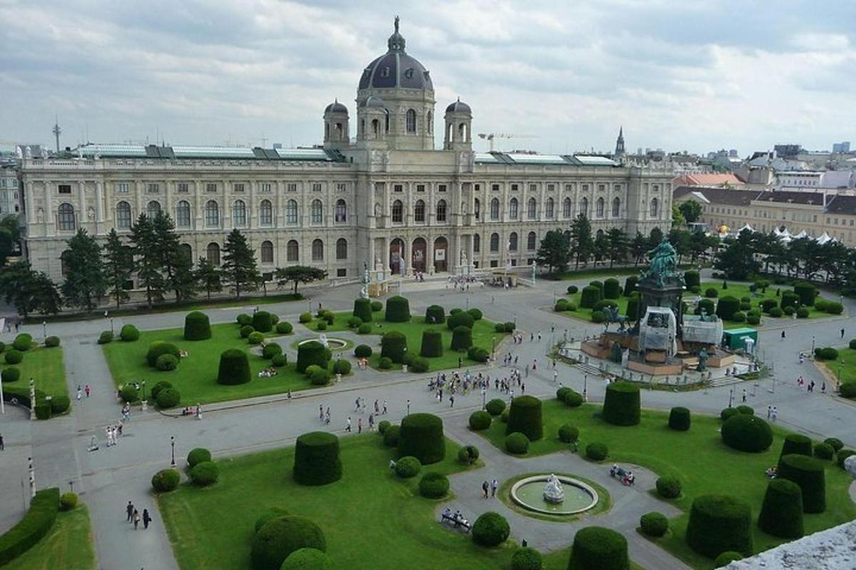 un grande edificio con un parco di fronte