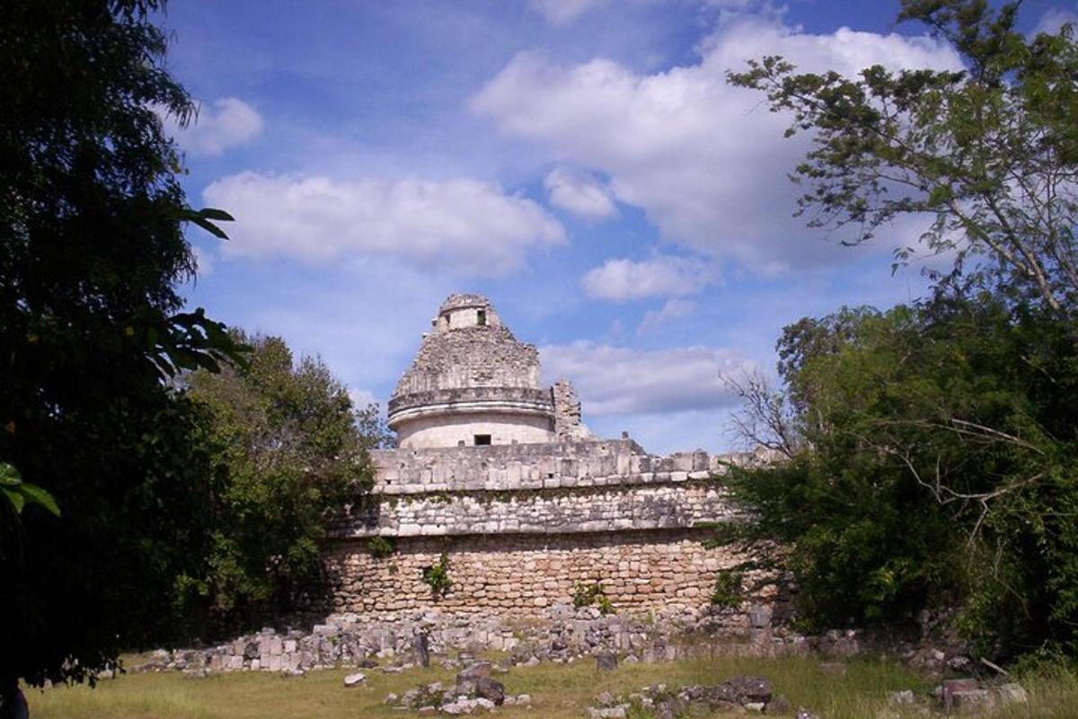 tiiliseinän päälle rakennettu pyramidirakennus