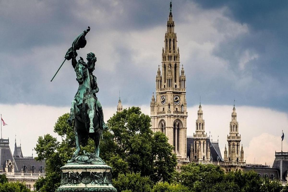 uma estátua em frente a um prédio com uma torre de relógio