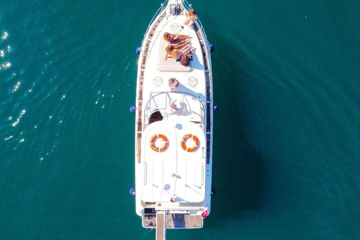 Un barco blanco en el agua con gente en él.
