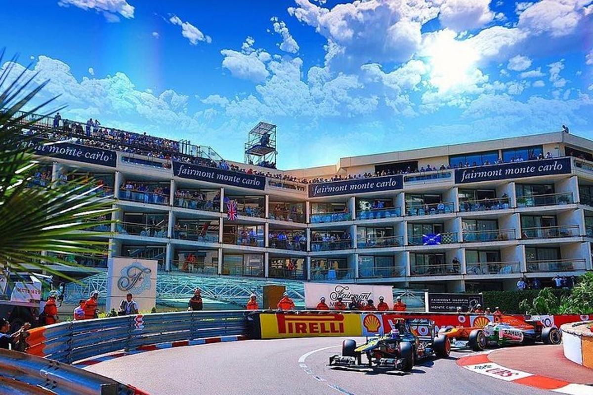 un grande condominio con vista sull'oceano