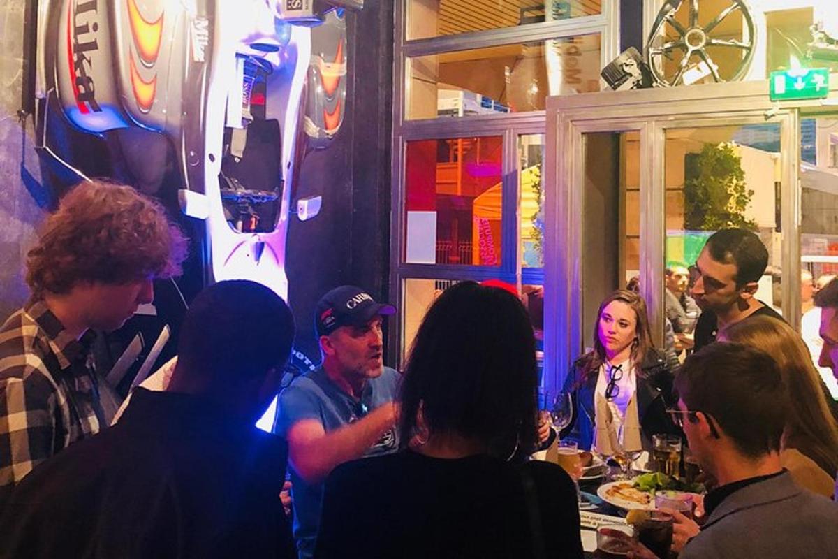 un gruppo di persone sedute a un tavolo in un ristorante