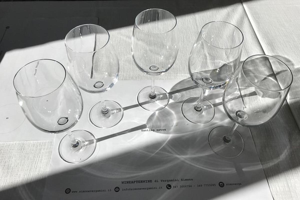 桌子上放着一组酒杯