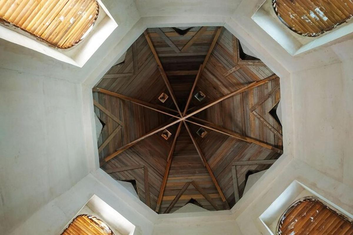 una vista dall'alto di un soffitto in legno in un edificio