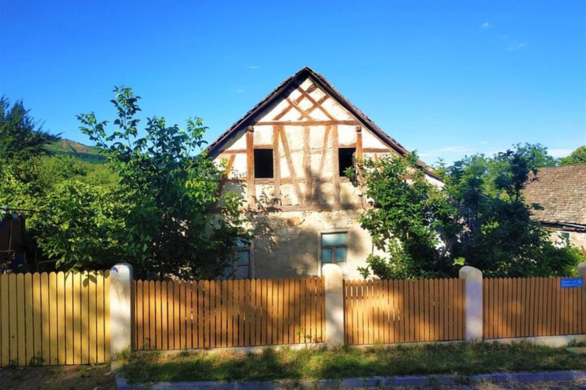 una casa con una recinzione davanti