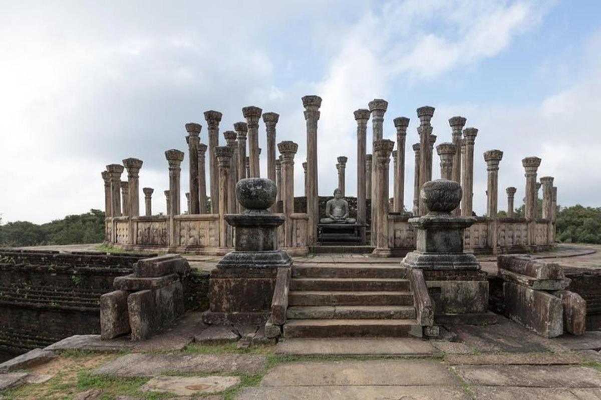 um antigo edifício de pedra com pilares e escadas
