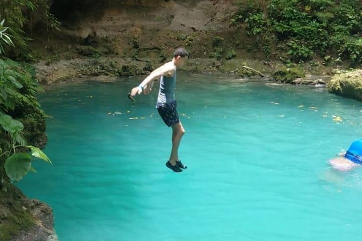 um homem parado na água de um rio