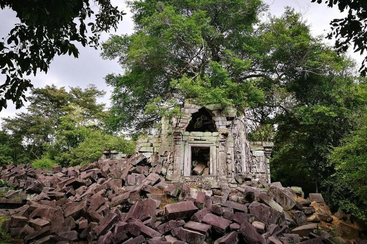 un antic edifici de pedra amb una pila de roques