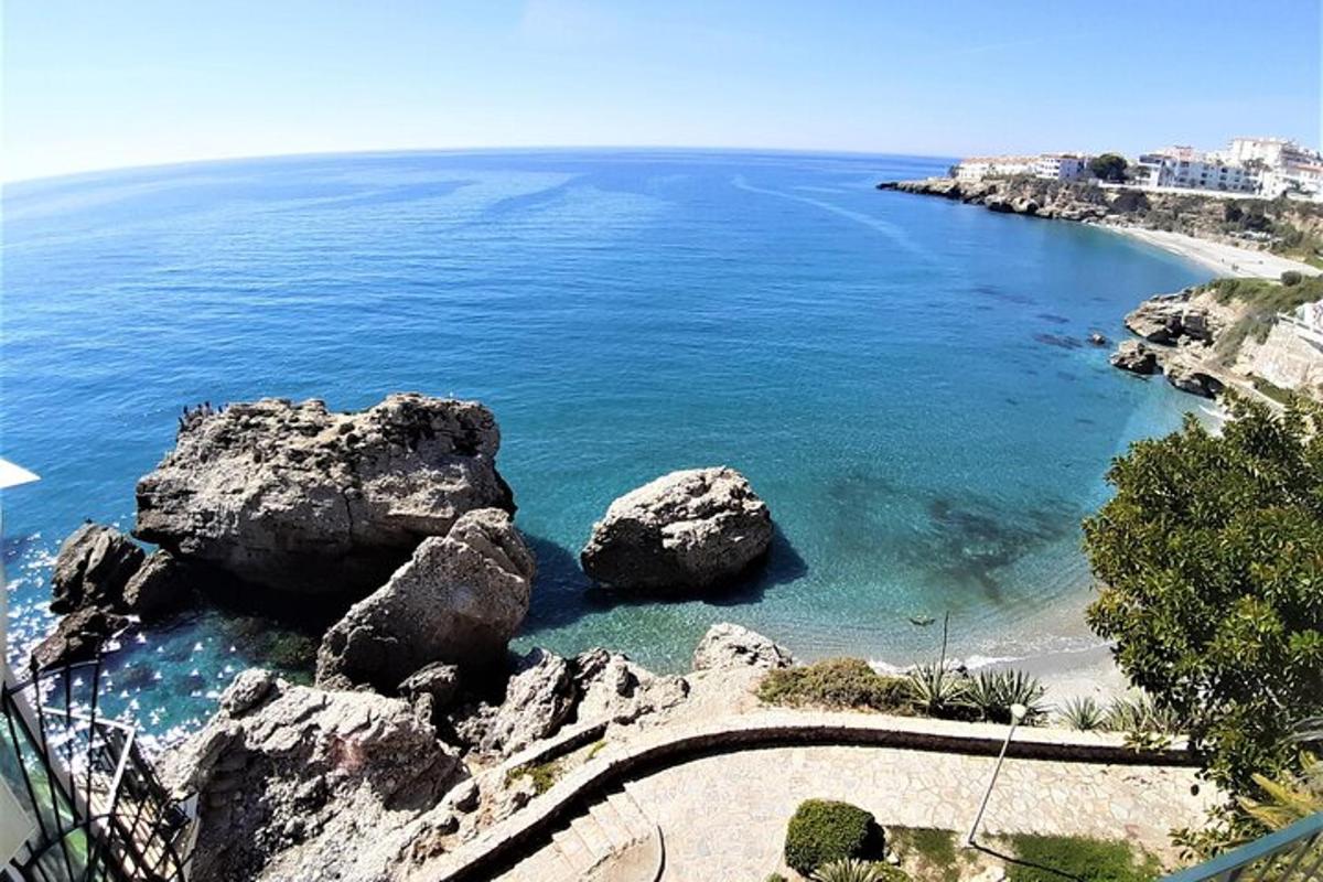 μια θέα μιας παραλίας με βράχια και τον ωκεανό