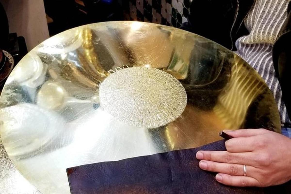 inimene, kes hoiab käes klaastaldrikut koostisosadega