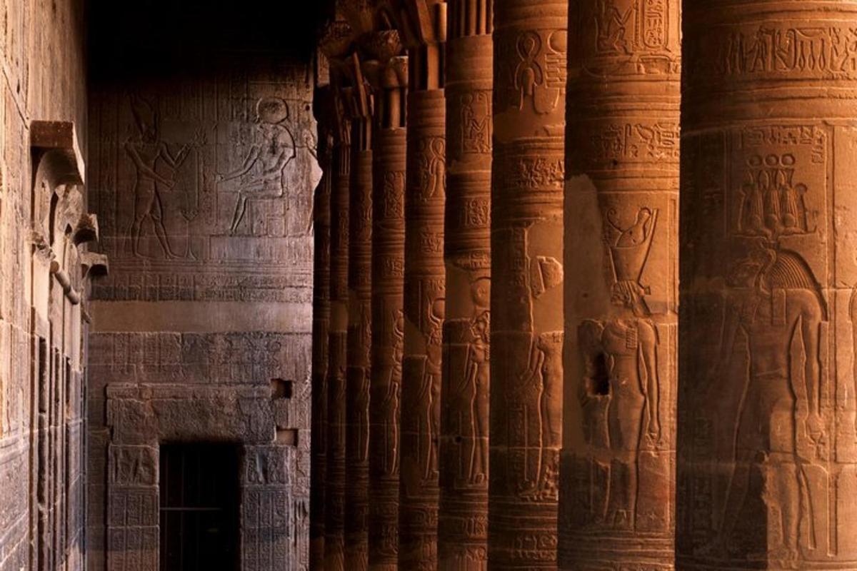 súla með hieroglyfjum á hlið byggingar