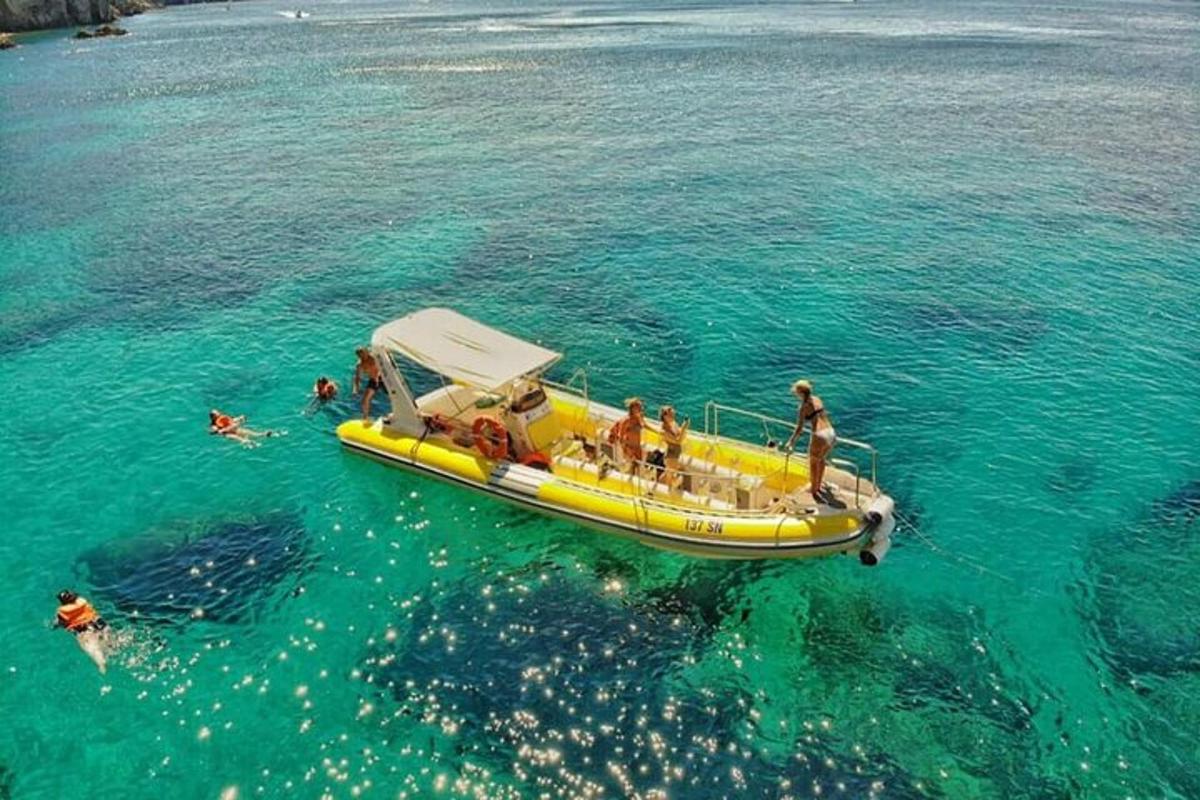 Un grupo de personas en un bote amarillo en el agua.