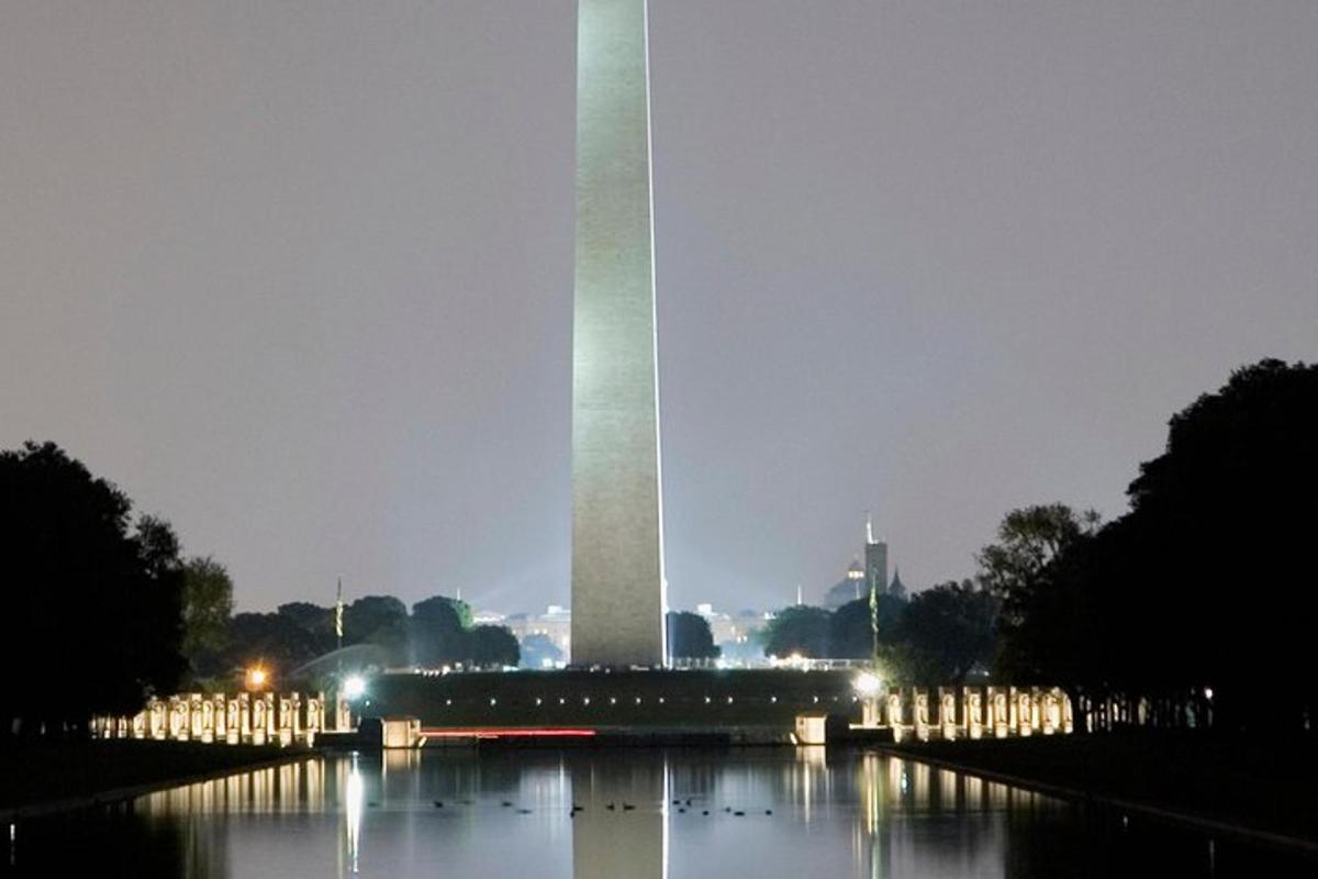 un monument Washington noaptea cu monumentul Washington iluminat