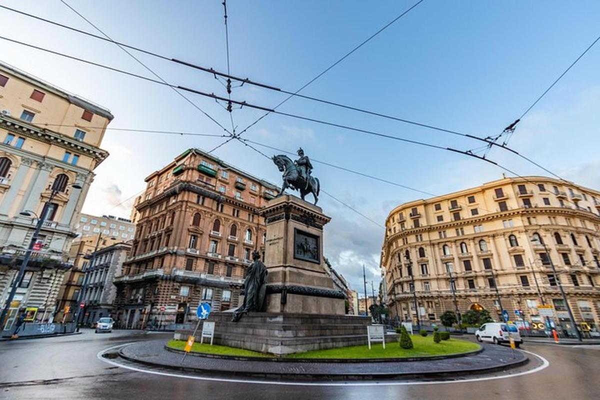 uma estátua no meio de uma cidade com prédios