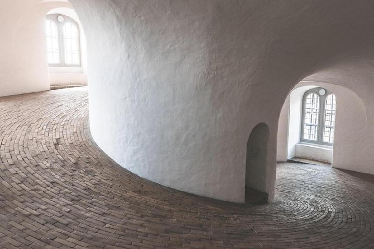 telliskivipõranda ja kahe aknaga tuba