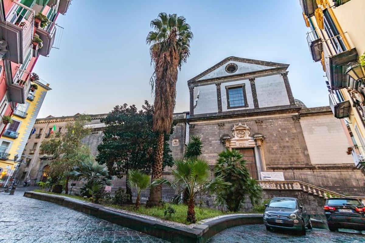 un vecchio edificio con palme di fronte