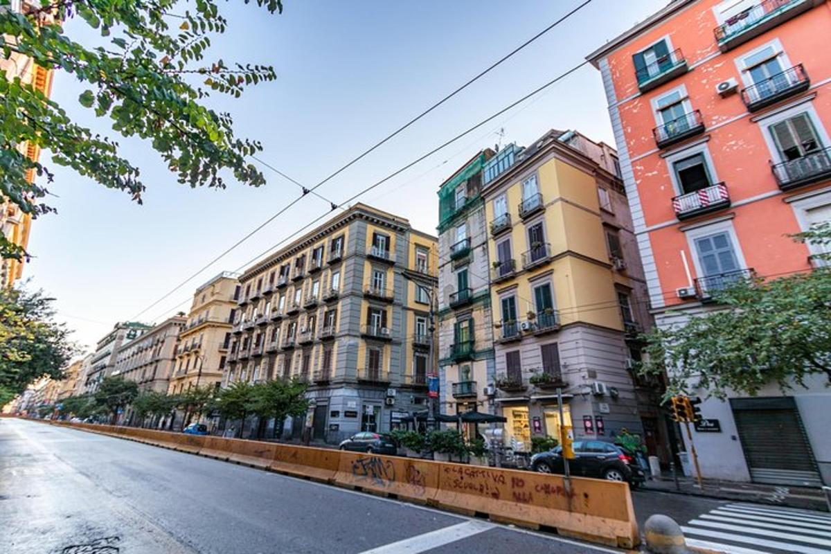 una fila di edifici su una strada cittadina