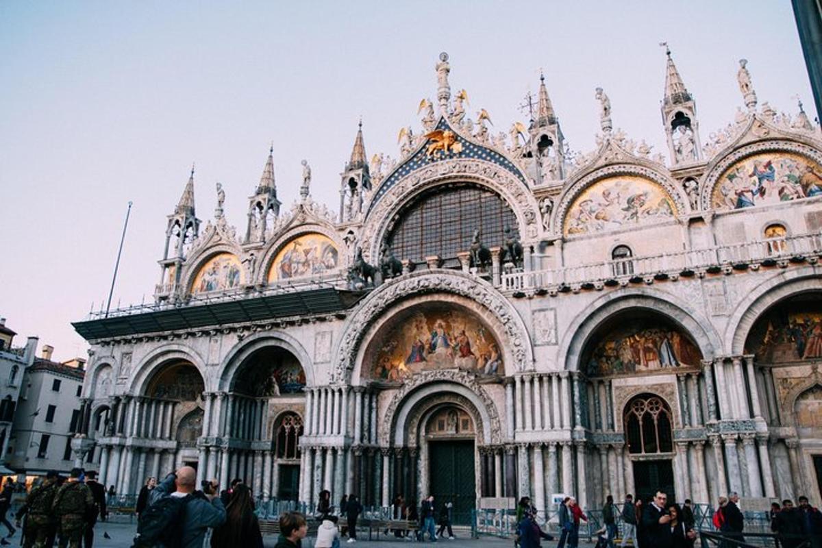 un grande edificio con persone in piedi di fronte