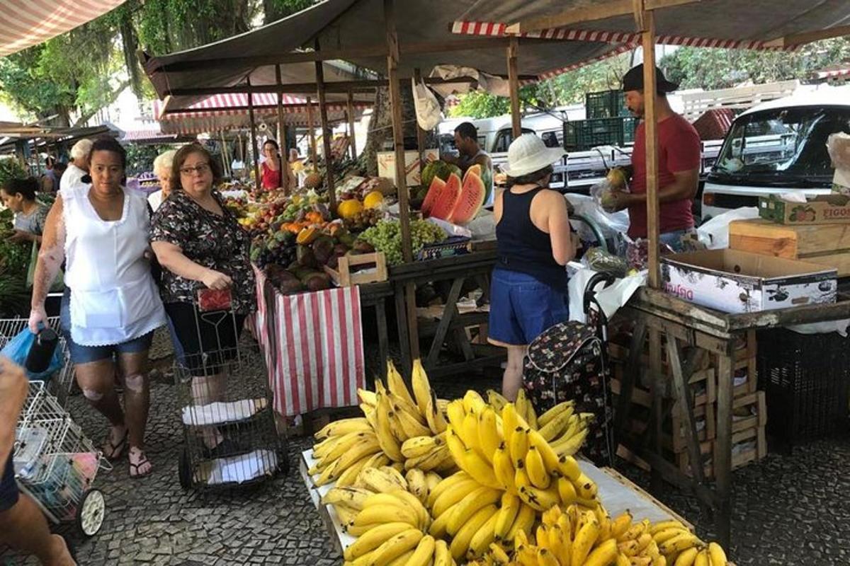sekelompok orang berdiri di pasar dengan pisang