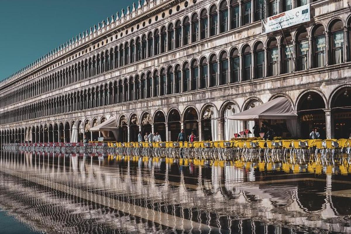 un grande edificio con un riflesso in uno specchio d'acqua