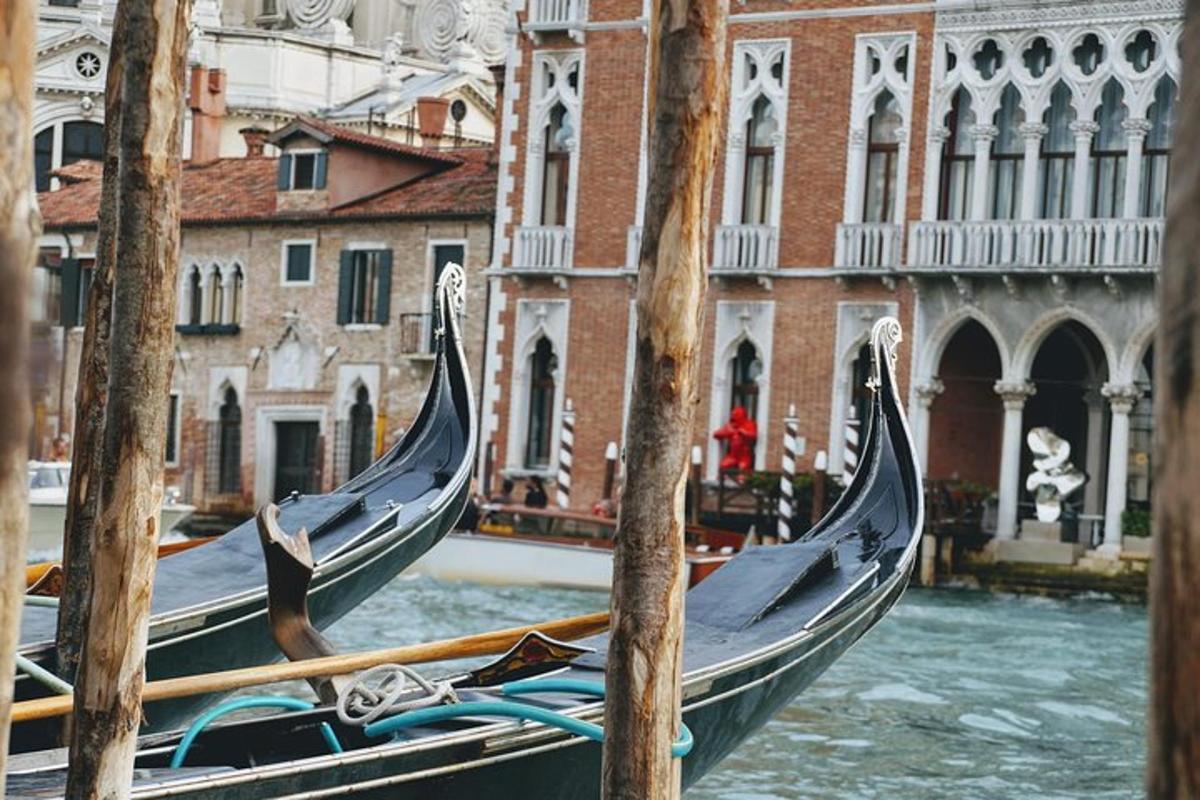 due gondole in acqua davanti a un edificio