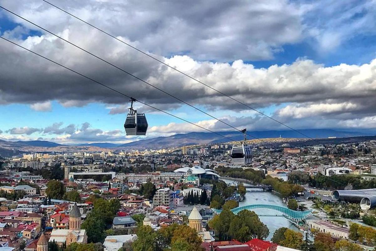 dve gondoli v zraku nad mestom