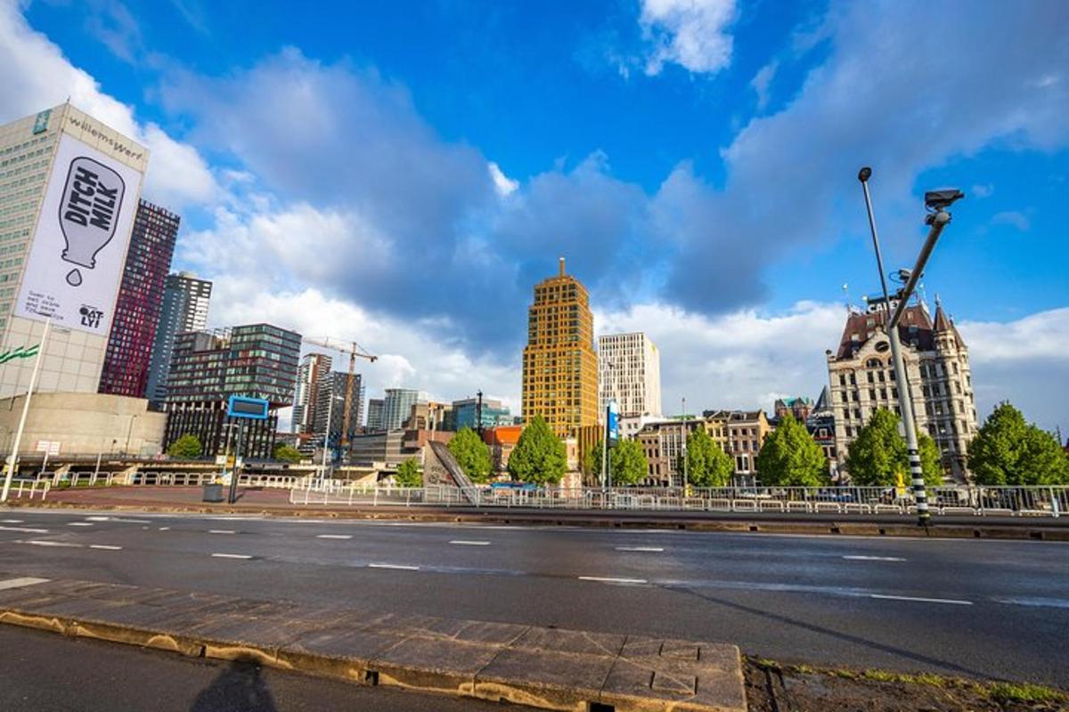 una vista d'una ciutat amb un carrer i edificis