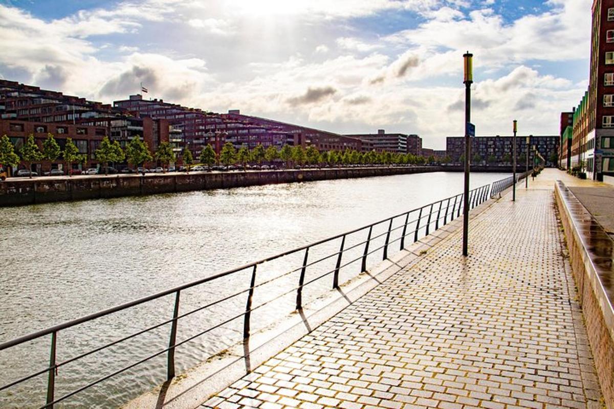 joki kaupungissa, jossa on rakennuksia ja aita