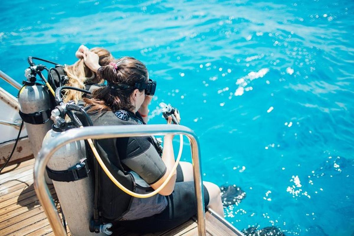 δύο άτομα σε μια βάρκα στο νερό