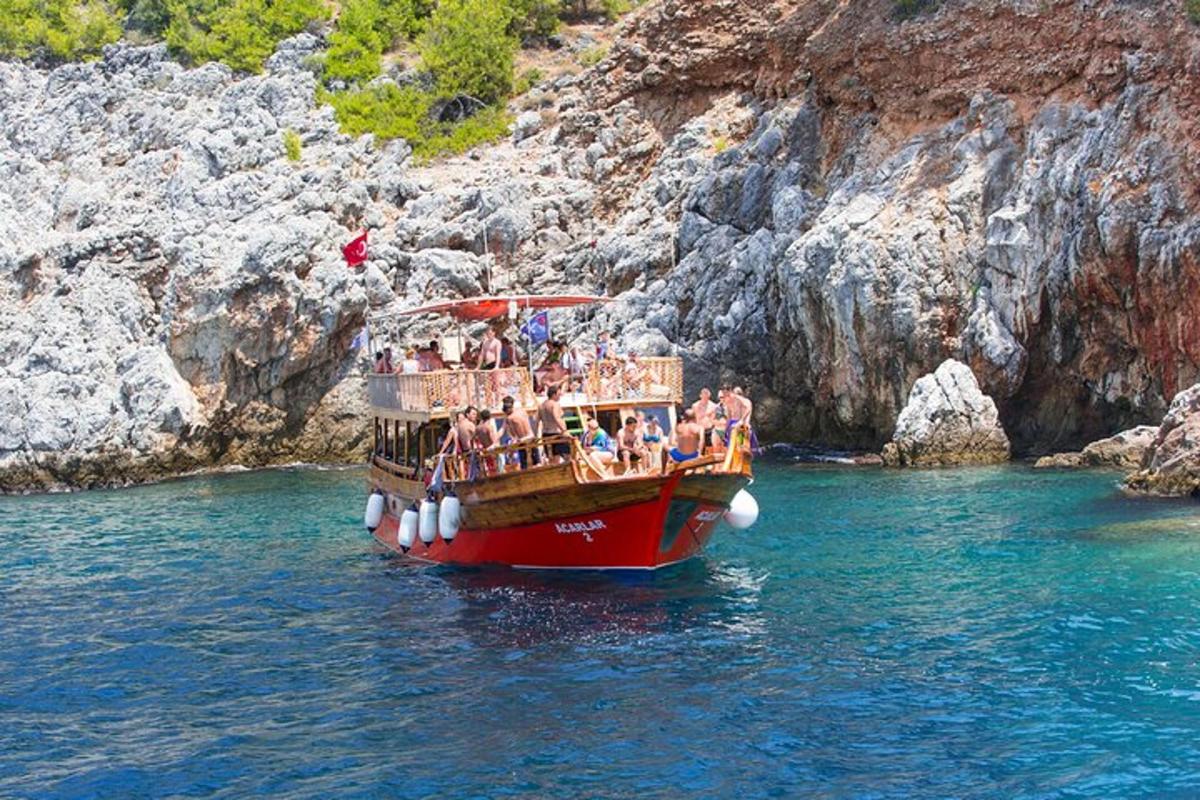 μια ομάδα ανθρώπων σε μια βάρκα στο νερό